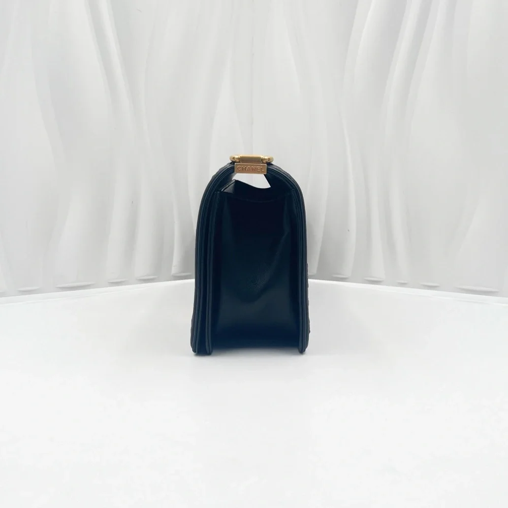 CHANEL Boy CHANEL Medium Flap Bag Black Quilted Lambskin - Picture 5 of 16